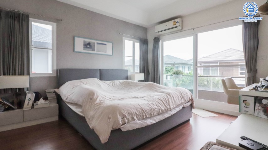 บ้านเดี่ยวมือสอง  ม.มัณฑนาเลค วัชรพล บ้านสวย จากแบรนด์ดัง * Land & House *  เนื้อที่ 50.30 ตร.ว. มาพร้อมฟังก์ชันจัดเต็ม 3 ห้องนอน 3 ห้องน้ำ บ้านสวยพร้อมเข้าอยู่ พร้อมแถมเครื่องปรับอากาศ 4 เครื่อง บนทำเลศักยภาพ เชื่อมต่อถนนหลายเส้นทาง ใกล้รถไฟฟ้า สถานี "สายหยุดและแยกคปอ"  และ ใกล้จุดขึ้นทางด่วน "รามอินทรา-อาจณรงค์"